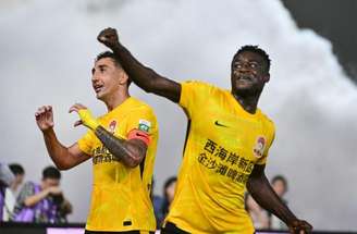 Davidson (dir.) comemora segundo gol do Qingdao West Coast –