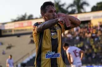 Jogadores do Tigre celebram gol na fácil vitória sobre o Atlético-GO –