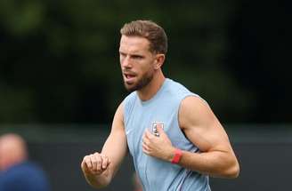 Henderson corre para comemorar gol da Inglaterra com Harry Kane –