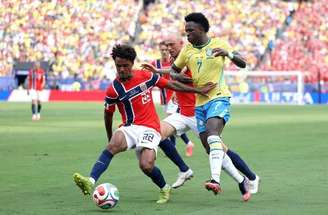 Bobb comemora o sucesso da Noruega com Haaland, autor dos 2 gols da partida –