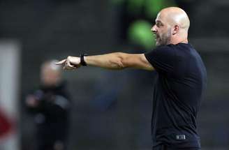 Técnico Franclim Carvalho, do Botafogo, tem problemas no miolo de zaga