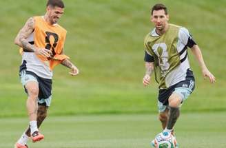 Scaloni busca leva a Argentina às quartas de final do Mundial.