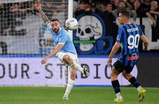 Mario Gila em ação com a camisa da Lazio –