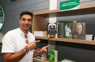 Abel Ferreira ao lado dos jovens das categorias de base do Palmeiras –