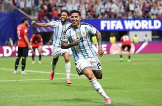 Jogadores argentinos celebram vitória sobre Cabo Verde pela segunda fase da Copa do Mundo –