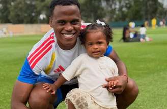 Jhon Arias, a esposa Alejandra Ayala e a filha Zoé –
