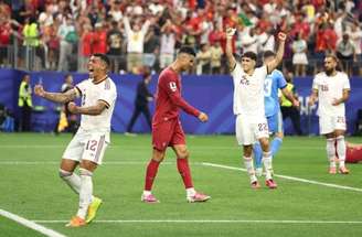 Rodrigo encara Bruno Silva durante o duelo Espanha x Portugal.-