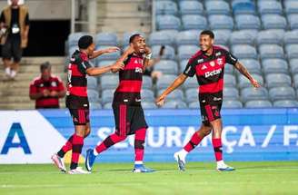 Lorran (centro) comemora primeiro gol do Fla no jogo –