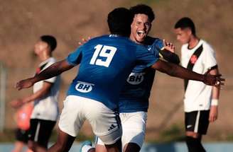 Jogadores de Cruzeiro e Vasco em disputa de bola nas quartas de final do Brasileirão Sub-20 –