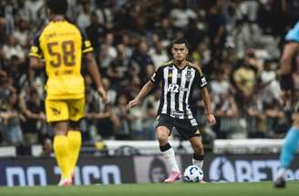Titular com Eduardo Coudet, meio-campista ganha força no River –