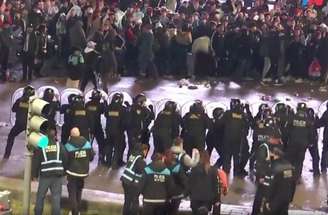 Cinco policiais ficaram feridos na confusão –