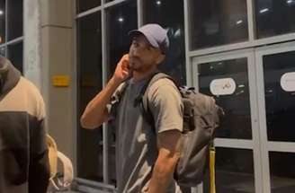 Danilo foi o “solitário” no desembarque da Seleção no Rio –
