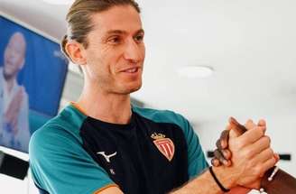 Filipe Luís conversa com o japonês Minamino, um dos destaques do Monaco –