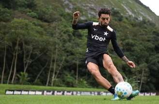 Alex Telles em treino do Botafogo –