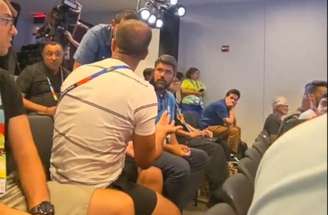 A discussão paralisou a coletiva por alguns instantes –
