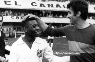 Rattín (encoberto pelo árbitro) na polêmica expulsão na Copa do Mundo de 1966 –