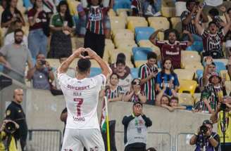 Jogadores de  Fluminense e Bahia esta disputa de bola no Maracanã –