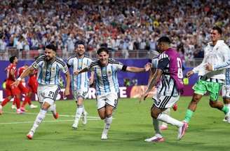 Mac Allister desviou de cabeça escanteio cobrado por Messi e abriu o placar para a Argentina –