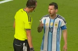 Lionel Messi discutiu com o árbitro português João Pinheiro – Reprodução/Jornal AS