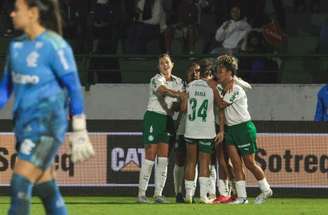 Jogadoras de Flamengo e Palmeiras em disputa de bola –