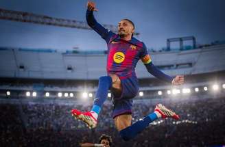Raphinha em ação com a camisa do Barcelona –
