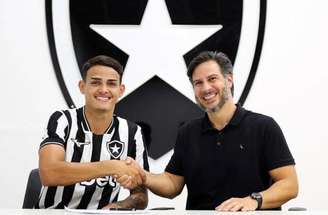 Jovem Lucas Emanuel posa com camisa número 79 após renovar com o Fogão –