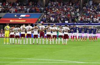 O momento do minuto de silêncio antes da bola rolar em Dallas –