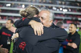 Filipe Luís (esq.) deixou o Flamengo mesmo após anos com diversas conquistas –