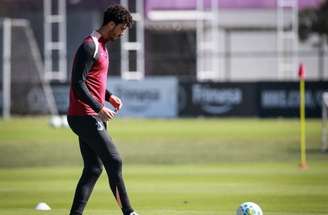 Gustavo Henrique volta a treinar no Corinthians –