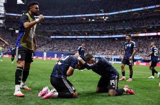 Lautaro Martínez abraça Messi após gol da classificação –