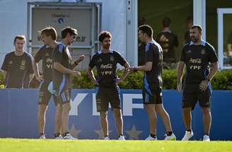Walter Samuel, auxiliar de Scaloni hoje em dia, disputa a jogada com Owen, em 2002  –
