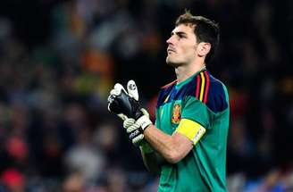 Casillas segurando a taça da Copa do Mundo –