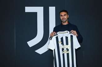 Zeki Çelik assinou contrato por três temporadas –