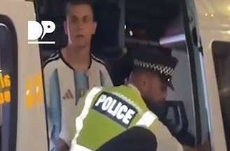 Multidão cercou o carro da polícia em busca do solitário torcedor argentino –