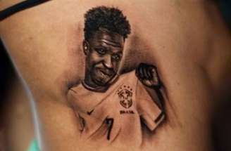 Emelly Souza fez a tatuagem após cumprir uma promessa feita durante a Copa do Mundo de 2026 – Reprodução instagram @entretemeio