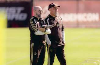 Leonardo Jardim em treino do Flamengo; vem dor de cabeça boa por aí? –