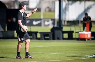 Fernando Diniz faz testes antes da retomada do Corinthians no Brasileirão –