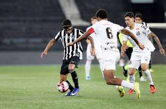 Botafogo e Santos mediram forças na noite desta quarta-feira (15), no Estádio Nilton Santos –