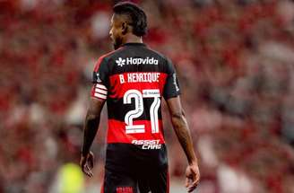 Lorran pula sobre Bruno Henrique para celebrar golaço do camisa 27 –