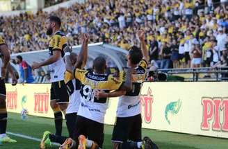 Marcelo Hermes marcou o segundo gol do Criciúma contra o Vila Nova –
