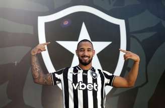 Lucas Monzón posa com o uniforme do Botafogo, seu novo clube –