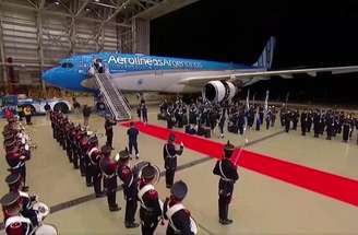 Jogadores da seleção da Argentina desembarcam em Buenos Aires –