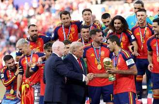 Messi incrédulo. Espanha abre o placar. Pouco depois, celebra o bi. Montagem com Reprodução CazéTV