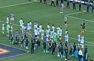 Jogadores ficaram junto com seus torcedores ao longo da premiação –