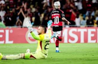 Flamengo tem aproveitamento parecido com e sem de Arrascaeta (dir.) –