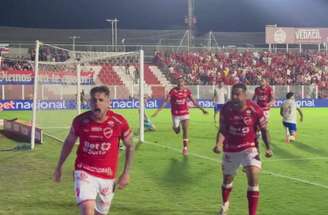 Jogadores do Vila Nova festejam gol no triunfo diante do Fortaleza, no OBA –