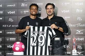Paulinho ao lado de Lucas Monzón, durante apresentação ao Botafogo –