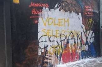 Manifestantes vandalizaram o mural em homenagem ao título da Espanha em Barcelona –