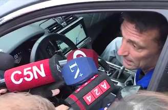 Lionel Scaloni recebe a medalha de prata de vice-campeão da Copa do Mundo –