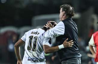 Treinador destacou goleada para controlar elenco na disputa de três competições –